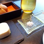 ナベノ-イズム - パンはオリーブオイル、塩、バターで