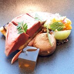 ナベノ-イズム - 日本伝統野菜とフランス伝統食材の融合、ブレス産ピジョンの4年熟撰パテと胸肉のショーフロワ、京都伝統野菜山科茄子、シャインマスカットとアプリコット、キヌアのヴァリエテ、黒胡椒と生姜香るジュレを添えて