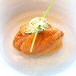 ナベノ-イズム - “両国江戸蕎麦ほそ川”の蕎麦粉をソースエミュルッショネの技法で炊き上げたそばがき、奥井海生堂蔵囲2年昆布ジュレと塩ウニ、ウォッカクリスマス、山葵をあしらって