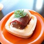 ナベノ-イズム - カマンベールチーズクリームに鴨の燻製、林檎と林檎ジャムのもなか