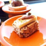 ナベノ-イズム - おこしの上にチーズクリーム、バター、アンチョビ、ケッパー