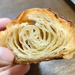 Boulangerie 粉桜 - サクサクの食感を作る、27層に折り上げられた見事な層♡