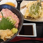牧原鮮魚店 - 生サーモン・ネギトロ丼と天ぷらセット