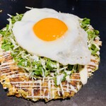 錦わらい 五反田店 - 映える「塩お好み焼き 海の幸 目玉焼きトッピング」