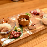 Yakitori Binchouya - 地頭鶏のお造り9品（1,480円）
                        みやざき地頭鶏のいろんな部位がそれぞれいろんな調理法で楽しめる一品です。