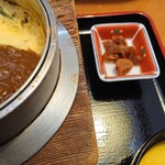 REPOS - 漬け物は生姜、おかか風味のたまり漬け？甘くてカレー味に合います、小梅も付いてきました