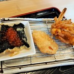 お気軽天ぷら処 天神 - 左から海苔天いくら乗せ、上品な旨味の鮭、分厚く甘味たっぷりの玉葱とコーンのかき揚げ