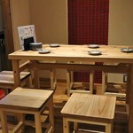 Sake To Sakanato Seiro Mushi Oosaka Chaomen - 温もりを感じるテーブルとイスは手作り