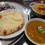 バンチャガル - チキンカレーとチーズナン