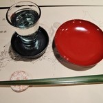 かもすや酒店 - 塗りの小皿と竹の箸