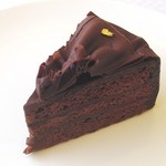 リンデンバウム - 厳選されたチョコレートをつかったアーモンド風味のチョコレートケーキ