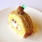 リンデンバウム - 栗の風味が豊かなマロンロールケーキ。中には甘さ控えめの純生クリームにさいの目にカットされた栗が入っている