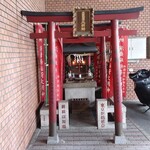Paku Hoteru Toukyou - こんな 小さな神社  玄関脇にありました