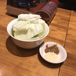 西新宿 ふじ屋 - お通しのキャベツ