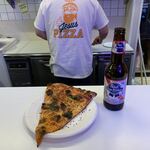 JESUS PIZZA - ソーセージピザと瓶ビール