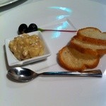 エスペランザ - アペリティフ：ﾑｼﾞﾅとﾎﾀﾃのタルタル、バケット添え。オリーブの肉詰め