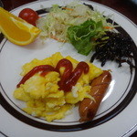 ロッジホットタイム - ソーセージ・スクランブルエッグ・サラダ