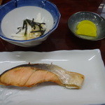 ロッジホットタイム - 焼き鮭、山芋、お新香