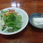 ロッジホットタイム - もってのほか(食用菊)のせサラダとお新香