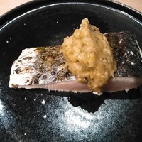 両忘 - 魚料理はサゴチのソテー。サワラの子供です。サゴチは肉厚で焼き加減は殆どレア。しっとりしていました。燻製の香りも漂っています。上にのっているナスのピューレは優しい味わい。