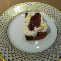両忘 - バゲットの上に二種類のチーズムースがのせてありました。チーズムースはコクがあって優しい味わい。アンチョビの塩気が絶妙。