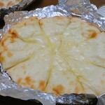 Asian Dining Sahil - チーズナン
                      インネパに多い蛍光色っぽい色のチーズ