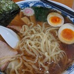 白河手打中華 賀乃屋 - 手打の平打ち縮れ中麺。