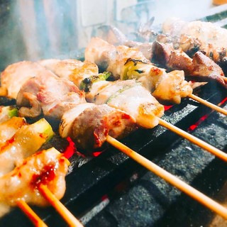 備長炭を使い焼き上げる絶品焼き鳥！サイドメニューも充実