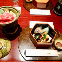 個室和食 東山 新宿本店 - 前菜とすき焼き鍋