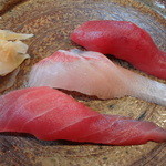 紋平鮨 - マグロなどのアップ