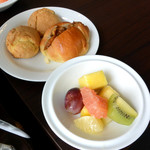 カフェアロンジ - フルーツと追加のスコーンとサンド