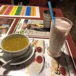 インドレストラン スルターン - セットの豆のスープ。カレー風味でした。あとはザクロラッシー！