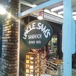 アンクルサムズ サンドウィッチ - 70年代の素敵な雰囲気を醸し出す看板と入り口