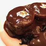 レ セゾン - #食べログ的に撮るとこうなる。家禽とは明らかに異なる歯応え、苦味とほのかな酸味の奥からグッと浮かび上がる圧倒的な生命力。コレに向き合うソースの芳醇。補完というより「高め合い」重層に広がる旨さ。