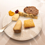 レ セゾン - 牛乳由来のものを選んでもらう。モンドールは出始めの初々しさたが、他の寝かせ具合は万全。グラスに残ったピノ・ノワールと共にジンワリ…と脳幹から背中に広がる充実、余韻を大いに楽しむ。