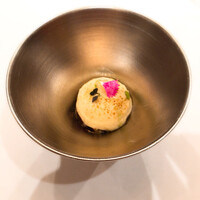 レ セゾン - おとおす。メバチにナスですから「こちら側」に傾きそうになるところを、キチンとフランス料理に仕上げてくる、というのは安直な言葉選びだが「思想の強靭さ」というしかない。