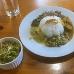 スリランカレストラン＆カフェ LAMP - チキンカレー、ミニサラダ付き