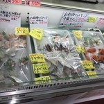 発寒かねしげ鮮魚店 - 手頃な価格の刺身がずらり