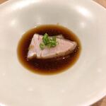 鮨 十兵衛 - 鰆の藁焼き。香ばしい香りが立ち込めます。