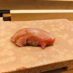 鮨 十兵衛 - 金目鯛の昆布締め。