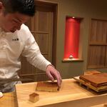 鮨 十兵衛 - 大将の流麗な所作を真摯な瞳でじっと見つめるお弟子さんの眼差しが印象的でした。