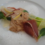レストラン ファロ 資生堂  - プリフィクスランチ（３８００円）の前菜・アスパラガス　生ハムのムースとベーコンのスキューマ添え