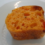 レストラン ファロ 資生堂  - トマトを練りこんだパン