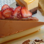 レストラン ファロ 資生堂  - 焼きプリンといちごのタルト