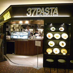 37 PASTA - お洒落な外観に行列