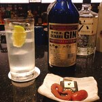 BAR 和香 - まさひろの限定ジン　手前はお通しチョコレート