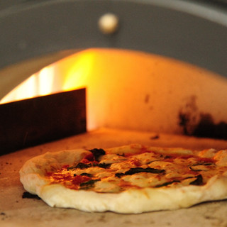 自家製窯で焼き上げる本格ピザは、モチモチな食感で具だくさん◎