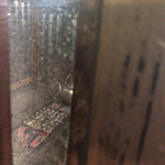 辻屋 - 隙間から厨房を撮影