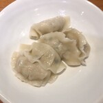 夢亀らーめん - 餃子はニラなのか、パクチーなのか、香草感が強く、私はちょいと苦手。