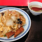 中華料理 若水 - 色の割に味の濃いスープ付き